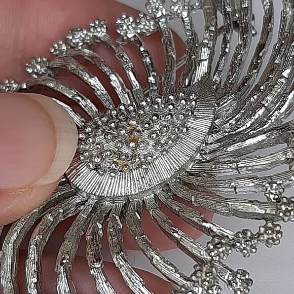 Vtg LISNER silver-tone floral starburst swirl brooch pin signed no rhinestones - Picture 6 of 12